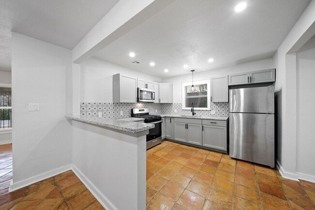 Building Photo - Charming Home Awaits: Spacious & Modern Living in a Prime Location