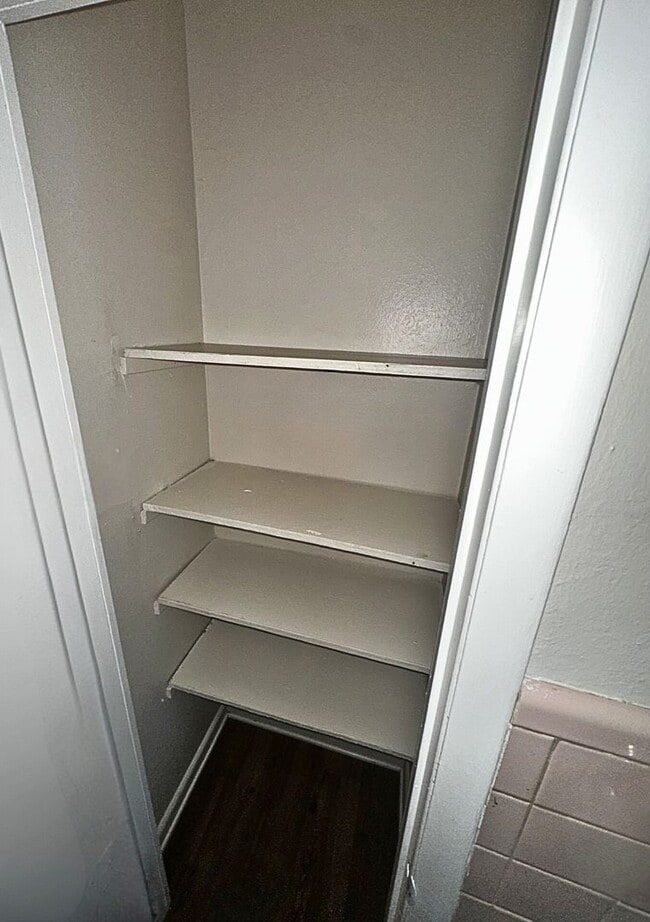 Building Photo - Mesmorizing 3 Bedroom