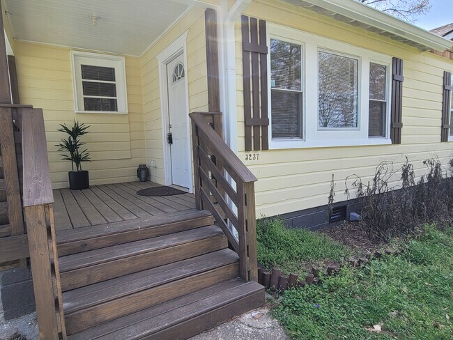 Front Porch - 3237 Gifford St