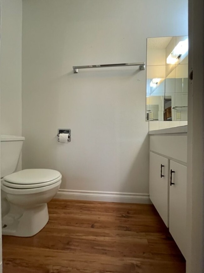 Building Photo - 2 Bedroom, 1.5 Bath Townhouse
