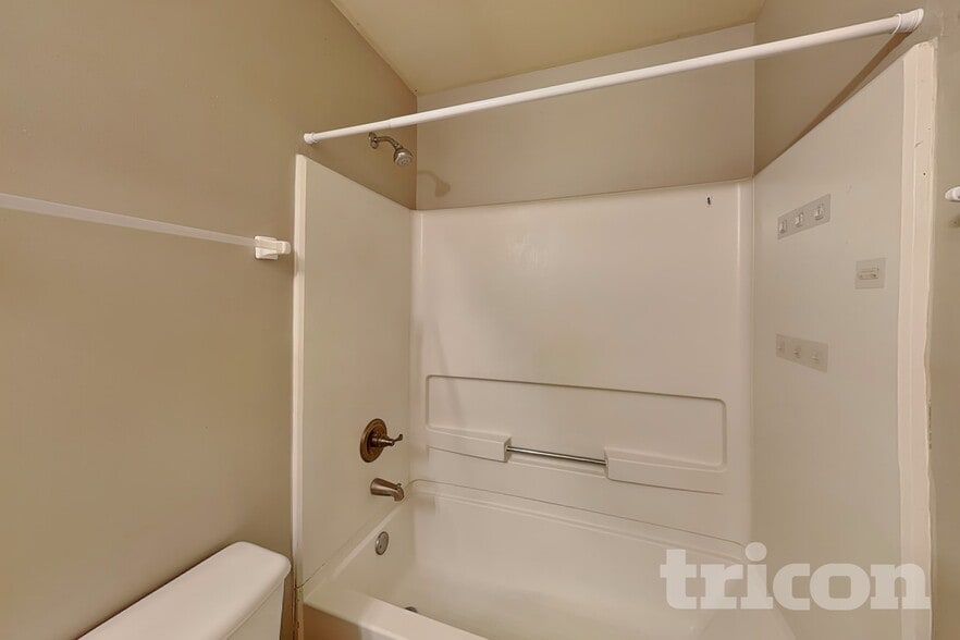 Building Photo - 719 Bayles Dr