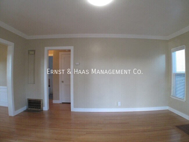 Building Photo - 215 E Scott St