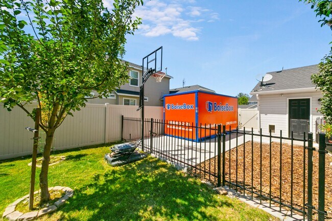 Building Photo - 5 Bedroom Home in Red Feather Estates - Me...