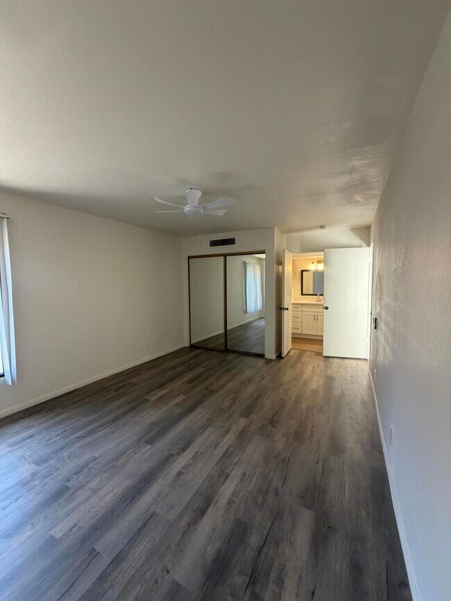 Building Photo - 1655 E Palm Canyon Dr