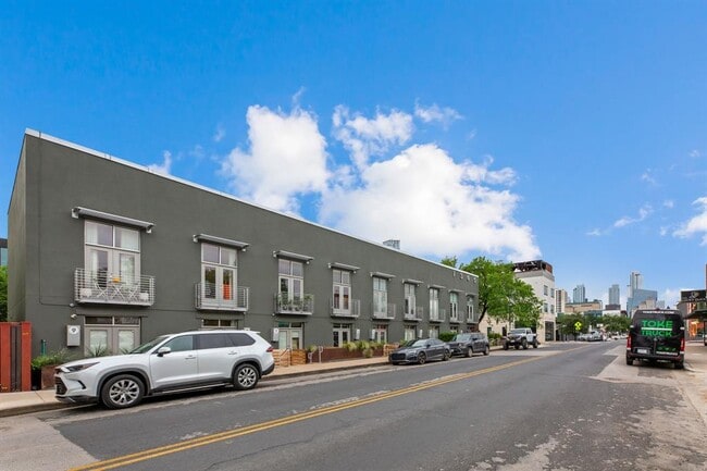 Building Photo - 1305 E 6th St
