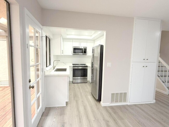 Building Photo - Excellent Location! Near BART, Downtown! Main Chance Estates Townhouse