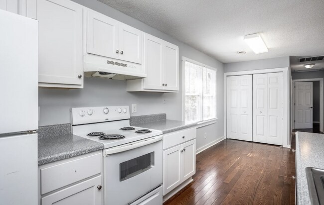 Building Photo - " 2-Bed Duplex on Large Lot- Off Street Parking"