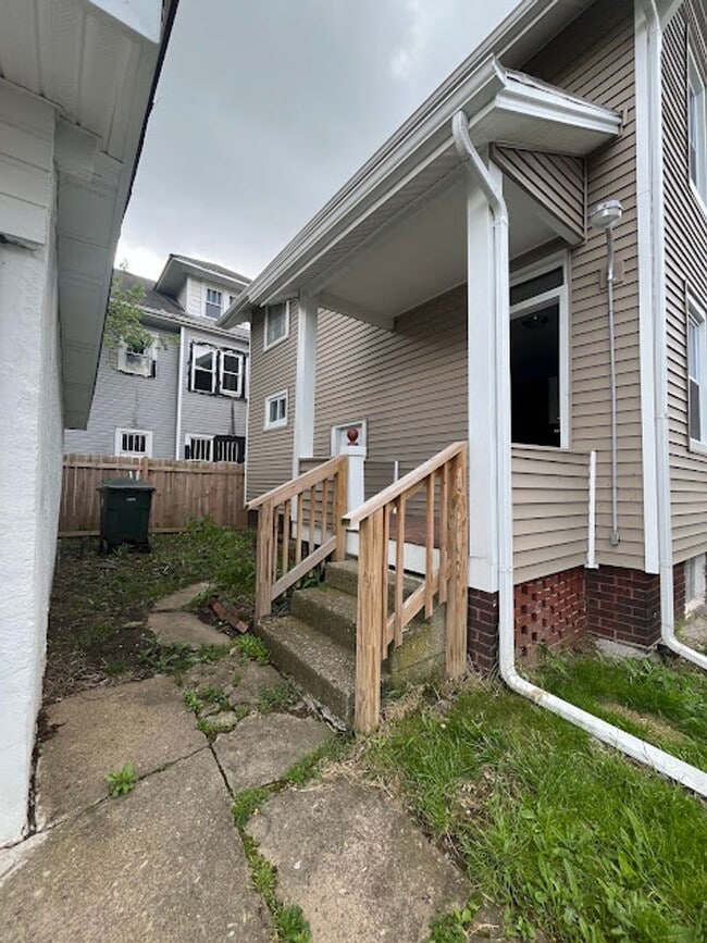 Building Photo - Beautiful 3 bedroom home on corner lot with garage - Canton NW