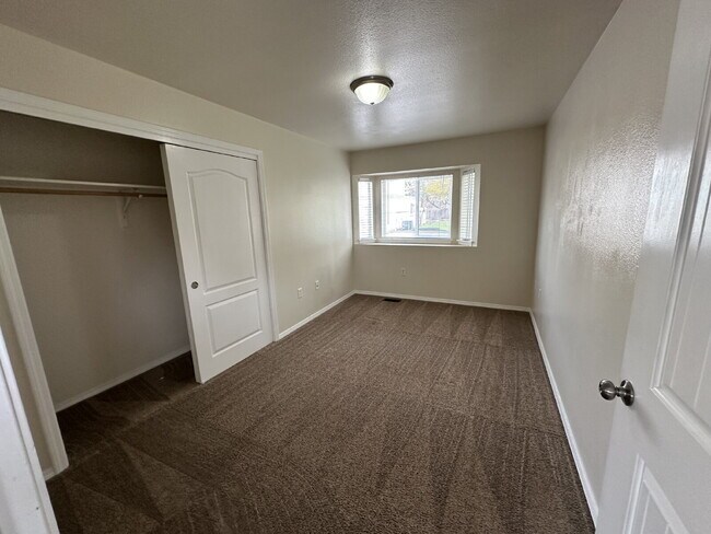 Building Photo - Lower Leval 2 Bed 1 Bath