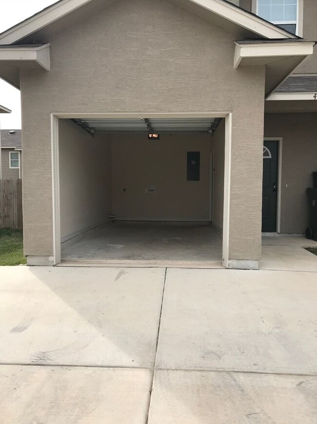 Building Photo - Town home for rent