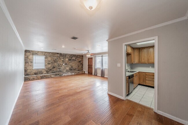 Building Photo - Updated home in Arlington Heights!