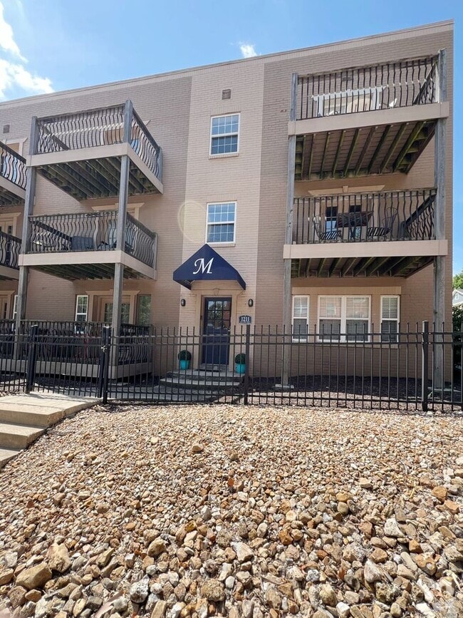 Building Photo - COMING SOON: Charming Updated Apartment wi...