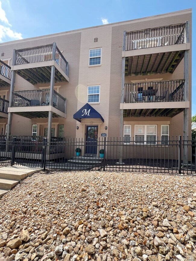 Building Photo - Charming Updated Apartment with Private Ba...