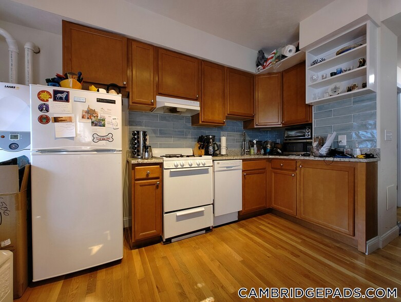 Building Photo - 1054 Cambridge St