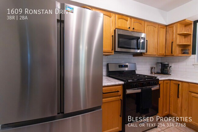 Building Photo - 1609 Ronstan Dr