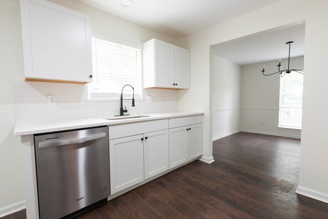 Building Photo - 605 Bonnie Bell Ln