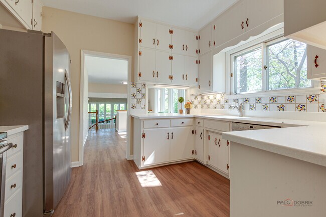 Building Photo - 544 Ravine Ave