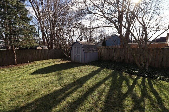 Building Photo - Beautiful Home on Cul-de-Sac with Large Fe...