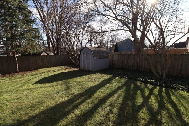 Building Photo - Beautiful Home on Cul-de-Sac with Large Fenced in Backyard