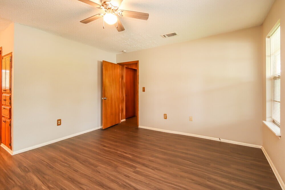Building Photo - 901 Westmont Dr