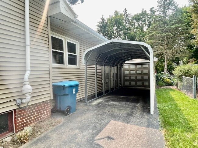 Building Photo - Five Bedroom Home in Millwood Neighborhood