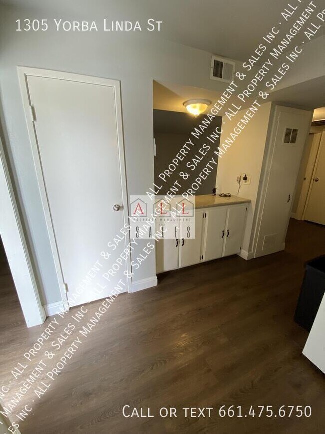 Building Photo - 1305 Yorba Linda St