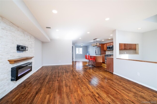 Building Photo - 277 W Broadway