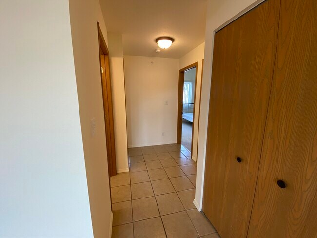 Building Photo - 301 South 4th Street, Unit 1BR