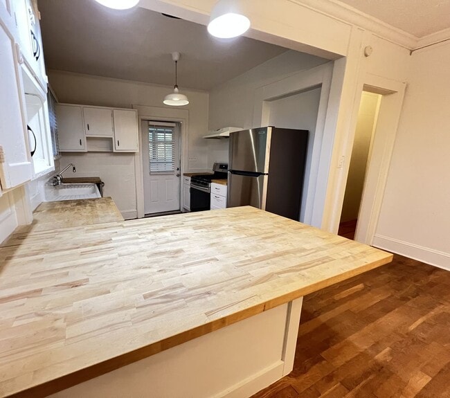 Building Photo - 2 Bed | 2 Bath Single Family Home