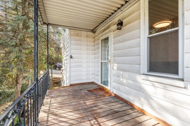 Building Photo - 2 Bed 1 Bath House