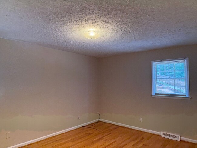 Building Photo - 64 Maybrook Dr