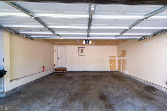 Building Photo - 8005 Silver Fox Dr