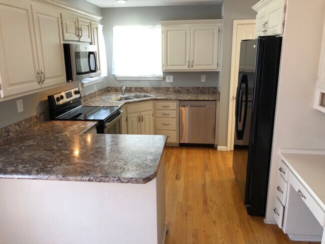 Building Photo - COMING SOON!! 5 Bed, 3.5 Bath, Pet Friendly!!