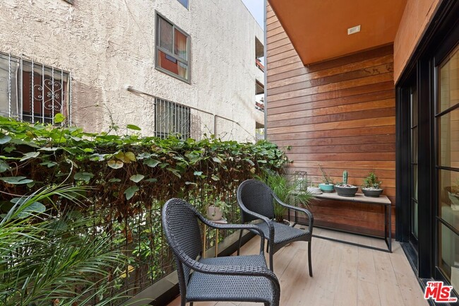 Building Photo - 1035 N Vista St