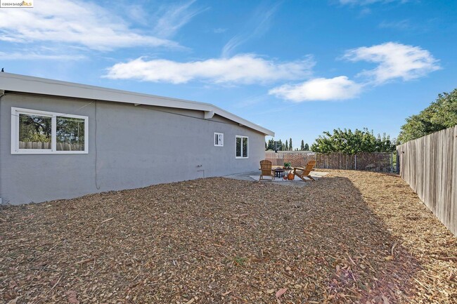 Building Photo - 2559 Rebecca Dr