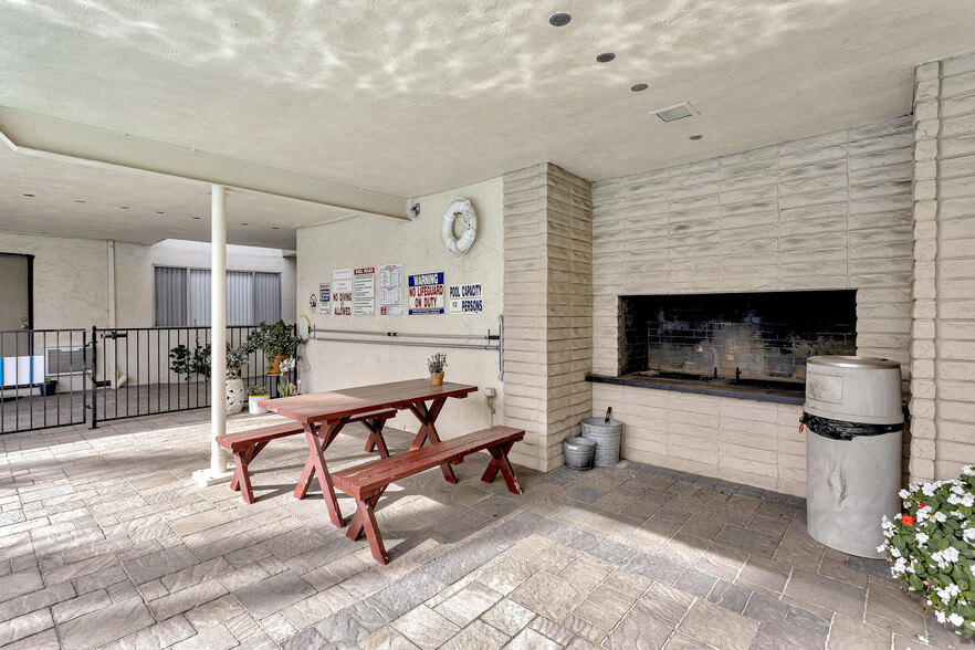 Building Photo - Hacienda Hamilton