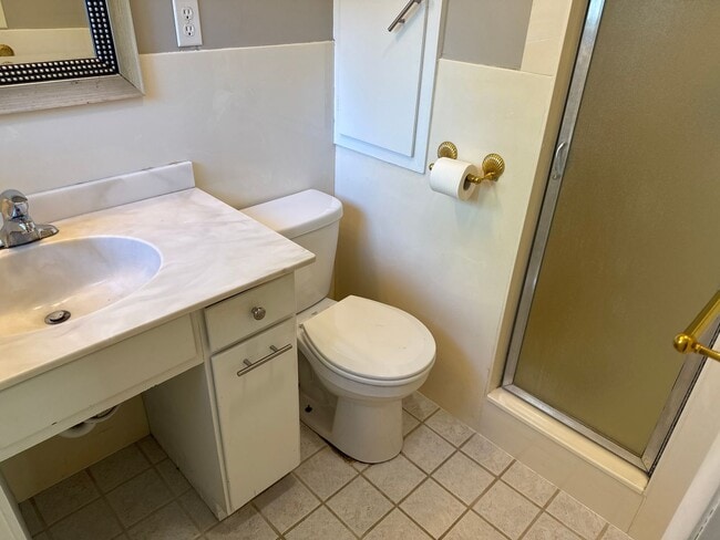 Building Photo - Totally Updated! New kitchen! 2 Living Areas! Kickapoo School District! $1,295