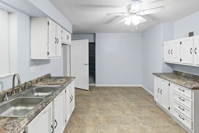 Building Photo - 113 E Apple St