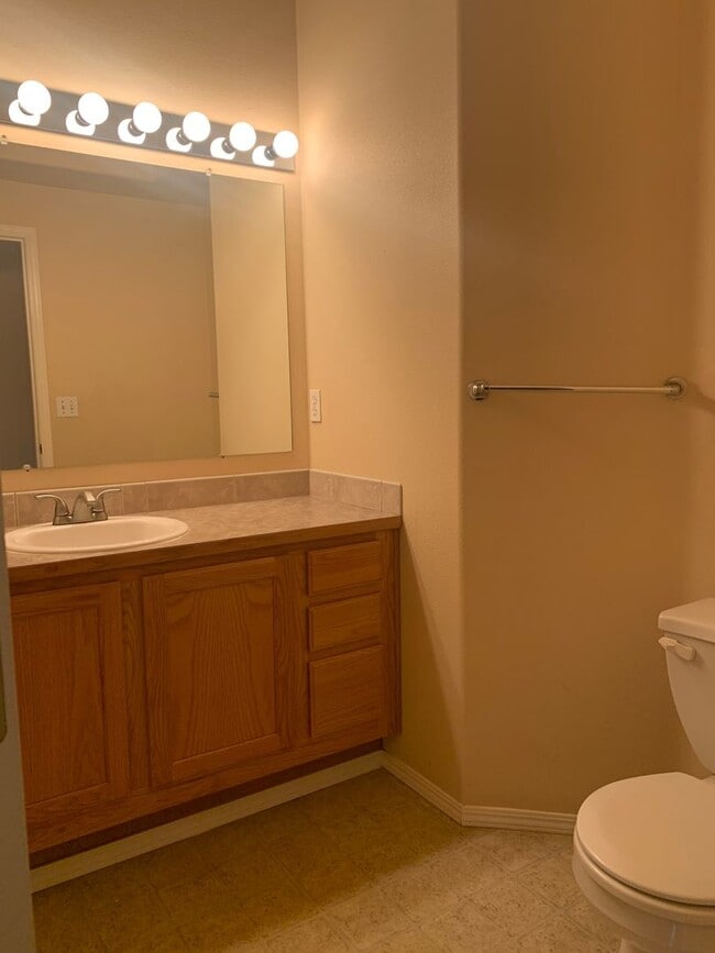 Building Photo - Great 3BD 2.5BA Fisher's Landing! Large Fe...