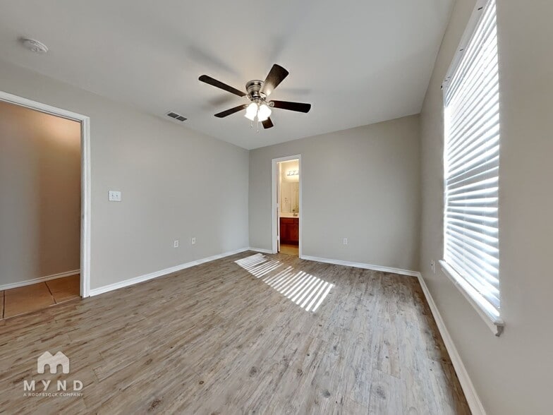 Building Photo - 311 N Chicago Ave