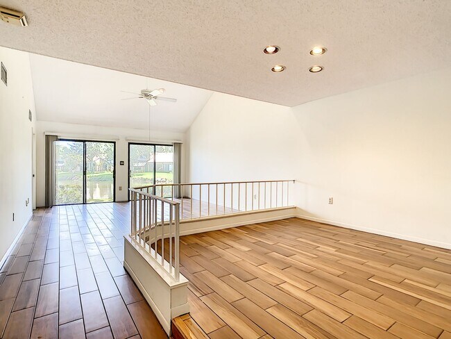 Building Photo - RARE 3 BEDROOM/ 2 BATH IN THE HIGHLY DESIR...