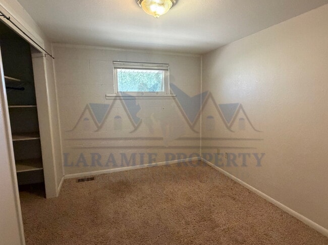 Building Photo - 2 Bed 1 Bath Apartment