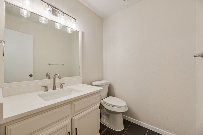Building Photo - Completely Remodeled Triplex Unit 2 bed 1.5 just minutes from downtown Grapevine!
