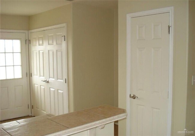 Building Photo - 9 W Sherryl Ave