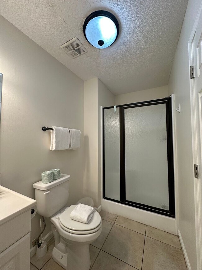 Building Photo - Furnished Townhome within walking distance...