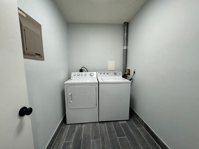 Building Photo - Sun-filled And Spacious 2 Bed 2 Bath Condo...