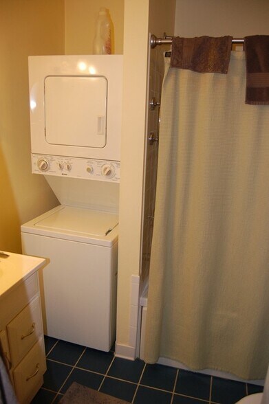 Building Photo - 397 Main St