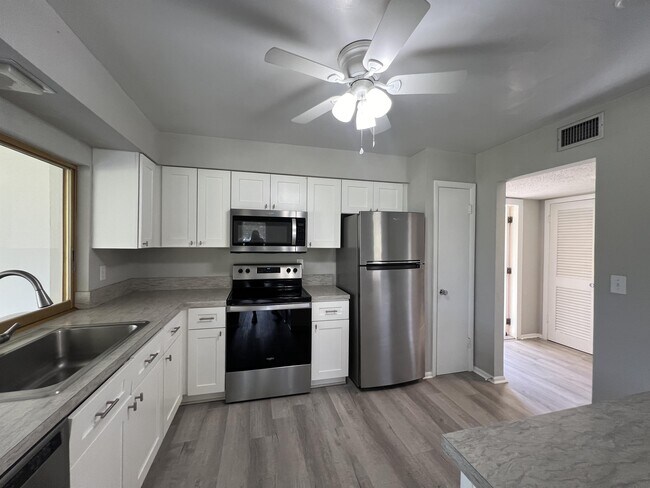 Building Photo - 1920 W Lakeview Blvd