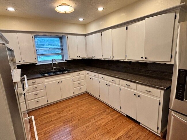 Building Photo - (3) Bed/(2) Bath with Storm Shelter and Mo...