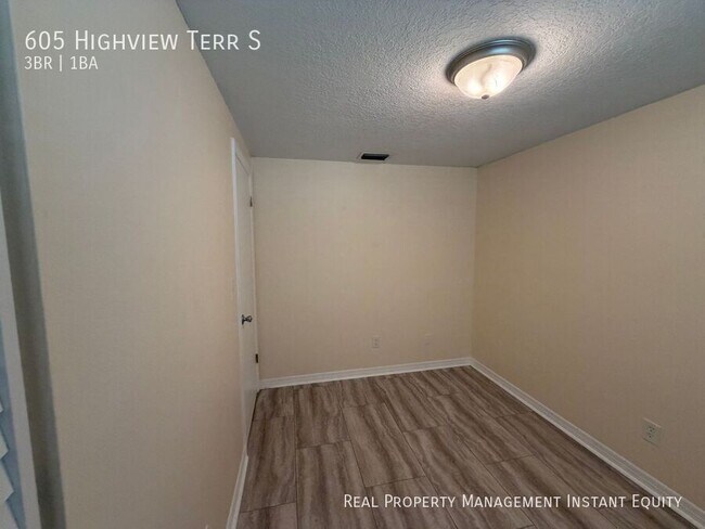 Building Photo - 605 Highview Terrace S
